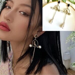 2/$30🌵 Vintage Style Bird on a Perch Earrings Gold Pearl Rhinestone Parrot NEW